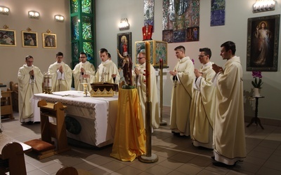 Katowice. Neoprezbiterzy modlili się w Domu Księży Emerytów