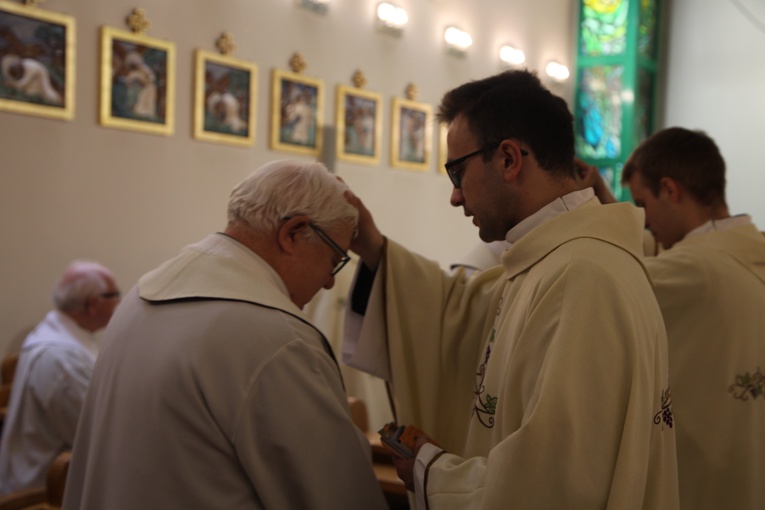 Wspólna modlitwa neoprezbiterów z emerytami 