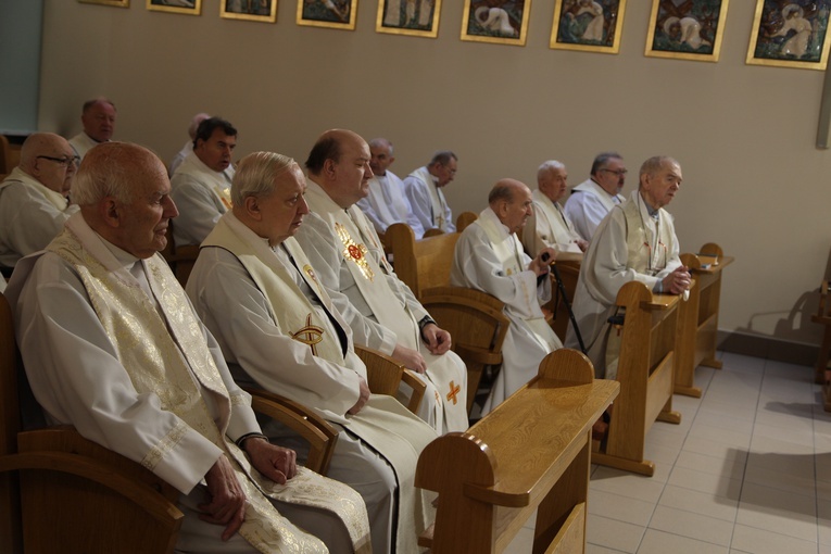 Wspólna modlitwa neoprezbiterów z emerytami 