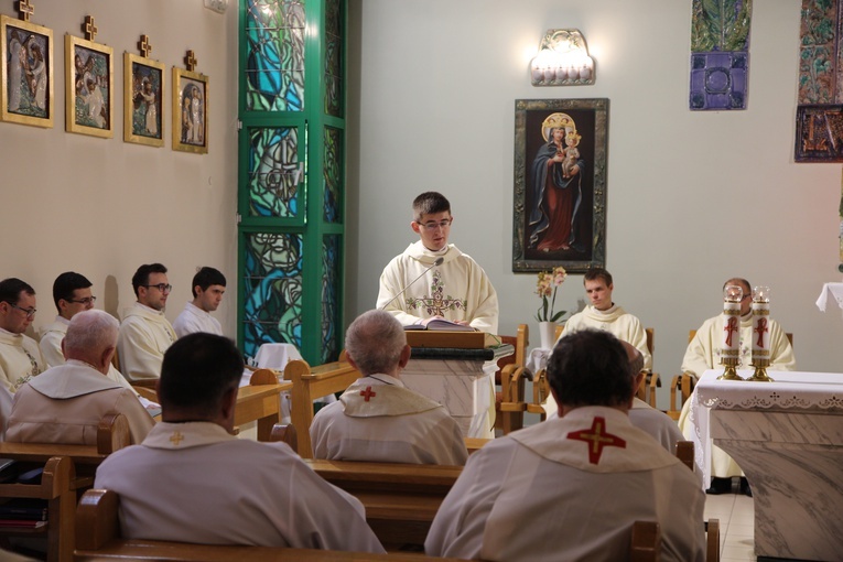 Wspólna modlitwa neoprezbiterów z emerytami 