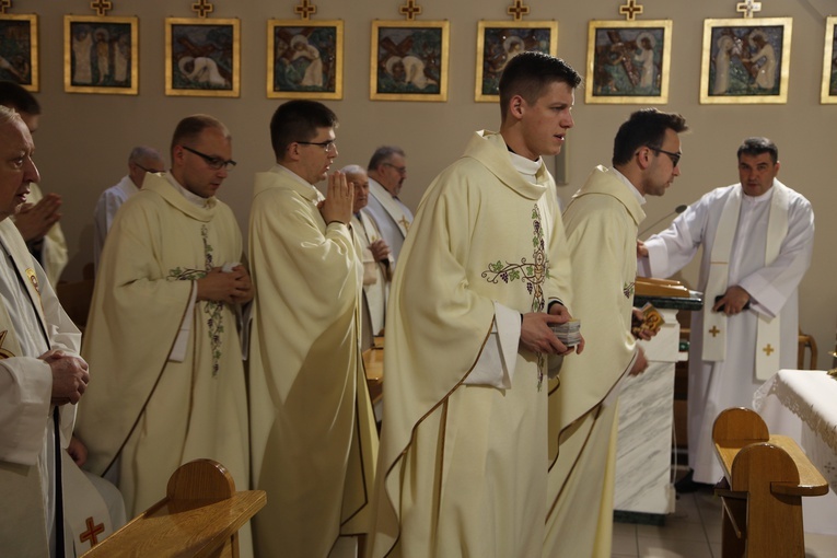 Wspólna modlitwa neoprezbiterów z emerytami 