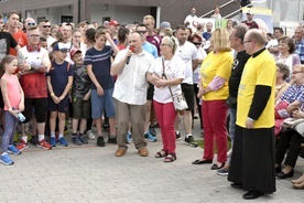 W trakcie festynu zbierano fundusze na działalność PSONI. Na zdjęciu jeden z podopiecznych śpiewający "Barkę".