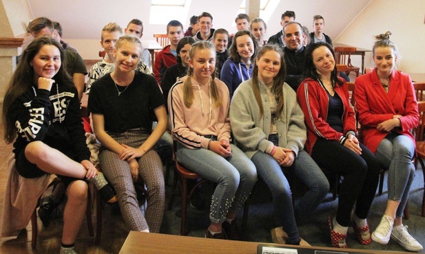 Stypendyści z ks. Wiesławem Płonką w Hałcnowie.