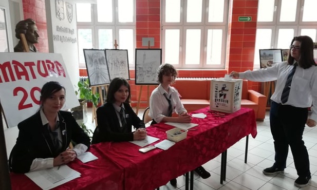 Śląskie: nastolatkowie głosują w eurowyborach w ramach akcji edukacyjnej "Młodzi głosują"