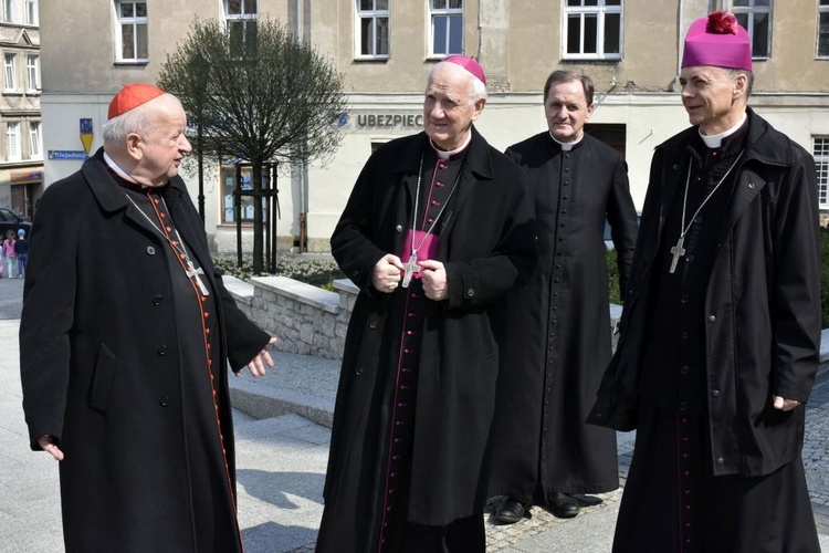 Kard. Stanisław Dziwisz w Świdnicy przy pomniku św. Jana Pawła II