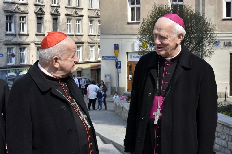 Kard. Stanisław Dziwisz w Świdnicy przy pomniku św. Jana Pawła II