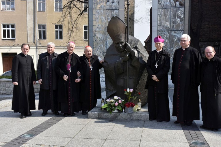 Kard. Stanisław Dziwisz w Świdnicy przy pomniku św. Jana Pawła II