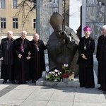 Kard. Stanisław Dziwisz w Świdnicy przy pomniku św. Jana Pawła II