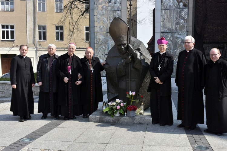 Kard. Stanisław Dziwisz w Świdnicy przy pomniku św. Jana Pawła II