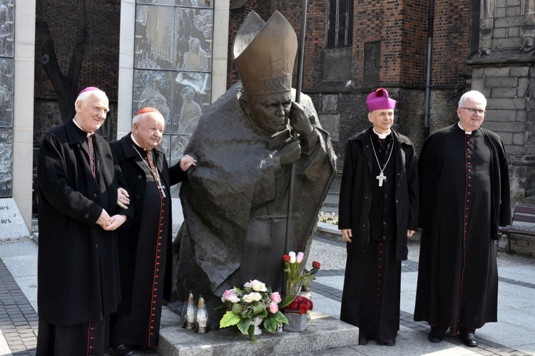 Kard. Stanisław Dziwisz w Świdnicy przy pomniku św. Jana Pawła II