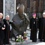 Kard. Stanisław Dziwisz w Świdnicy przy pomniku św. Jana Pawła II