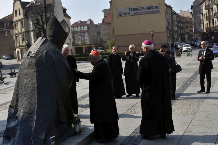 Kard. Stanisław Dziwisz w Świdnicy przy pomniku św. Jana Pawła II