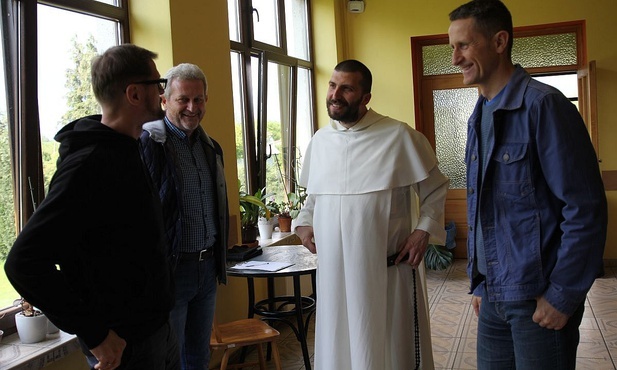 O. Krzysztof Pałys OP z inicjatorami hermanickich spotkań Dominikańskiej Szkoły Wiary