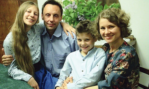 ▲	– Teraz jest czas, by dawać świadectwo miłości do Matki Bożej – przekonują państwo Wojdowscy z dziećmi.