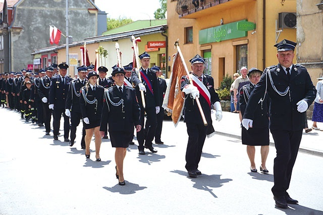 ▲	Poczty sztandarowe służb mundurowych oraz organizacji też uczestniczyły w przemarszu.