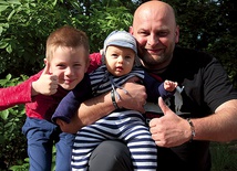 ▲	Pan Lesław z Zielonej Góry jest szczęśliwym mężem Olgi i ojcem trójki dzieci:  Aleksandra (7 lat)  i Jakuba (6 miesięcy), a także Laury (9 lat).