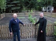▲	Bogdan Kasperski i ks. Sławomir Strzyżykowski zachęcają do zakładania ekologicznych ogrodów.