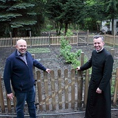 ▲	Bogdan Kasperski i ks. Sławomir Strzyżykowski zachęcają do zakładania ekologicznych ogrodów.