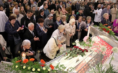 Po Eucharystii odmówiono litanię do świętego jezuity.  Można też było ucałować jego relikwie.