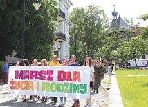 ▼	Płocki marsz idzie w tym roku śladem pielgrzymki Jana Pawła II do tego miasta.