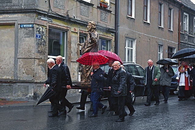 ▲	Figura i relikwie niesione były ulicami w strugach deszczu.