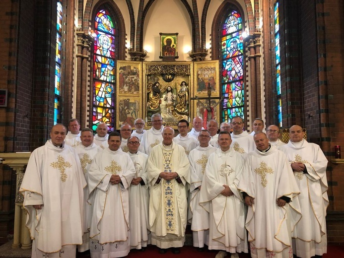 Pamiątkowe zdjęcie rocznika z trzech diecezji.