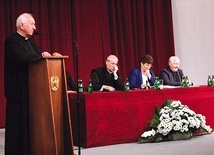 ▼	Słowo podsumowania wygłosił bp Andrzej F. Dziuba. Panel dyskusyjny poprowadziła prof. nadzw. dr hab. Teresa Janicka-Panek.