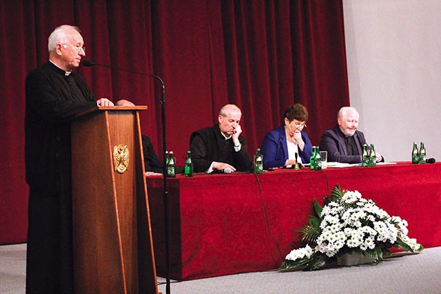 ▼	Słowo podsumowania wygłosił bp Andrzej F. Dziuba. Panel dyskusyjny poprowadziła prof. nadzw. dr hab. Teresa Janicka-Panek.