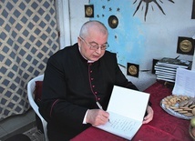 ▲	Ksiądz Stanisław podpisywał nowiutkie egzemplarze.