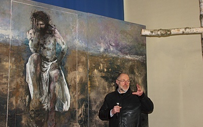 ▲	Artysta zarówno w kościele, jak i w muzeum opowiedział o swoich dziełach.