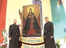 ▲	Reprodukcja jest znacznie większa od oryginalnej figury z Guadalupe. Obok obrazu stoją o. Bartosz Madejski, proboszcz (z prawej), i o. Marcin Szwarc.