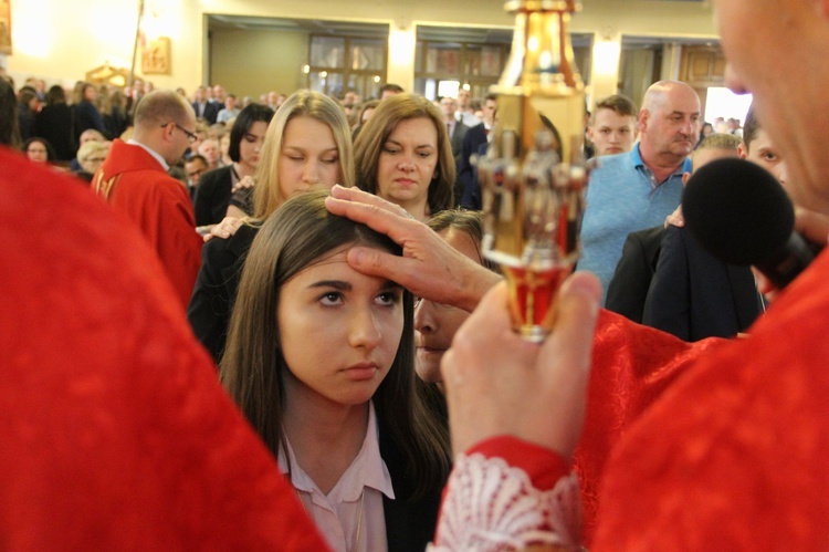 Bierzmowanie w kościele św. Heleny w Nowym Sączu