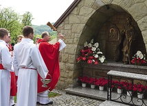 ▲	Poświęcenia dokonał o. Jarosław Paszyński SJ.