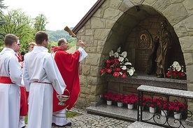 ▲	Poświęcenia dokonał o. Jarosław Paszyński SJ.