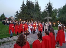 W Drodze Światła uczestniczą zarówno starsi, jak i młodsi parafianie.