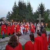 W Drodze Światła uczestniczą zarówno starsi, jak i młodsi parafianie.