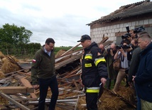 Trąba powietrzna przeszła nad gminami Wojciechów i Konopnica, blisko Lublina. Na miejscu premier Morawiecki