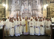 Wspólne pamiątkowe zdjęcie jubilatów z biskupem.