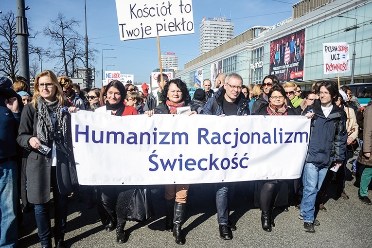 Demonstracje, naciski, ataki – to arsenał lewicy kontrastujący z głoszonym hasłem tolerancji.