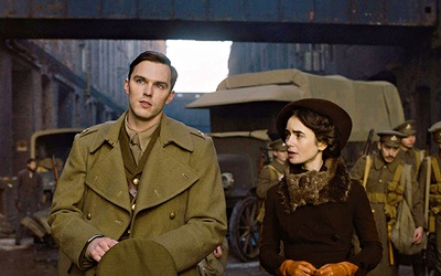 Świetnie spisali się odtwórca roli tytułowej Nicholas Hoult oraz Lily Collins jako Edith.