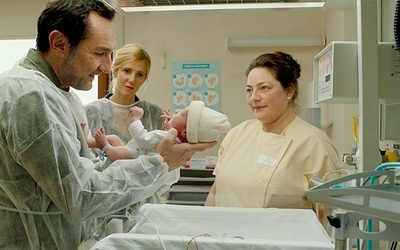Film opowiada o szansie, jaką dla niechcianego dziecka jest adopcja.