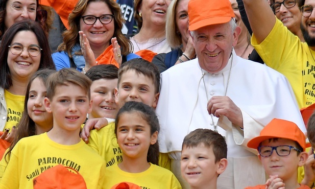 Papież do Polaków: Módlmy się za rodziny, za Kościół i całą ludzkość