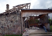 Zerwany dach na budynku gospodarczym i zdewastowana altanka w jednym z gospodarstw w Jarosławicach.