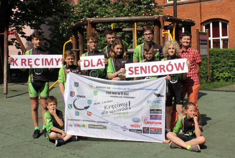 Wyprawa rowerowa - jadą dla seniorów  