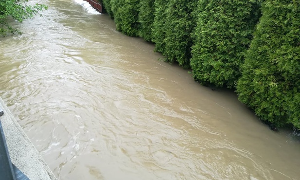 Alarm powodziowy. Wojewoda śląski: sytuacja na Podbeskidziu powinna się poprawiać
