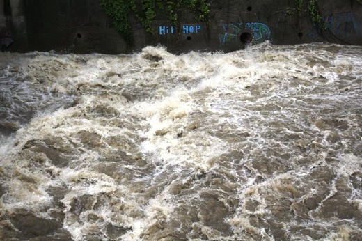 Alarm przeciwpowodziowy: Białka w centrum Bielska-Białej - 23 maja 2019 r.