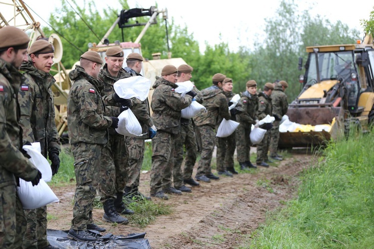 Żołnierze 10. ŚBOT umacniają wał w Zawichoście