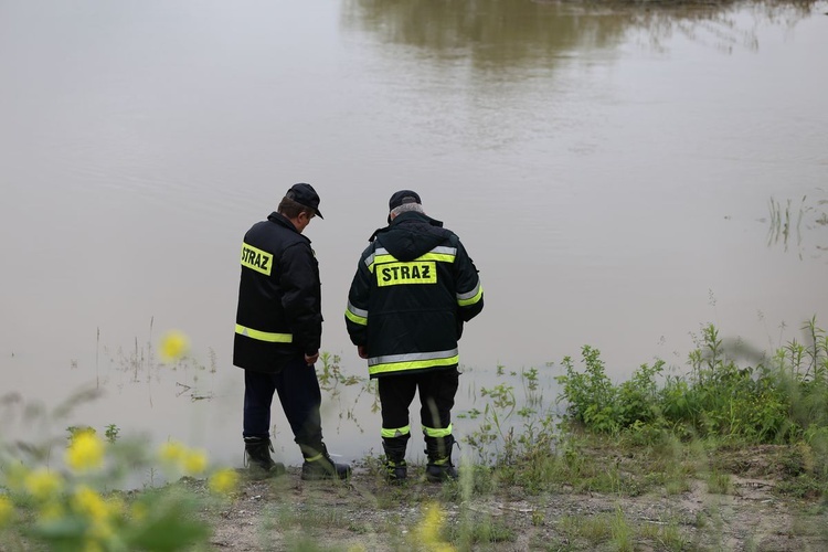 Żołnierze 10. ŚBOT umacniają wał w Zawichoście