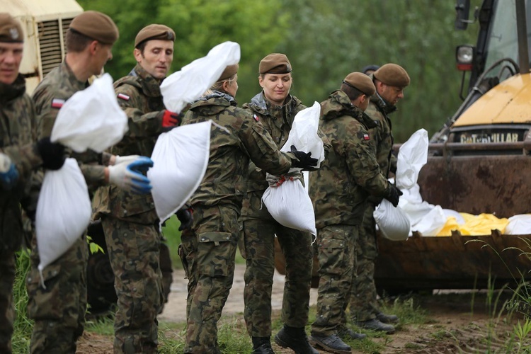 Żołnierze 10. ŚBOT umacniają wał w Zawichoście