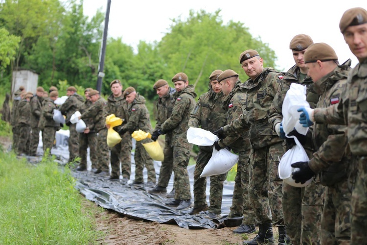 Żołnierze 10. ŚBOT umacniają wał w Zawichoście